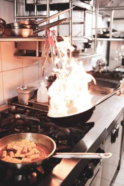 soba yangın pişirme makarna ile pota