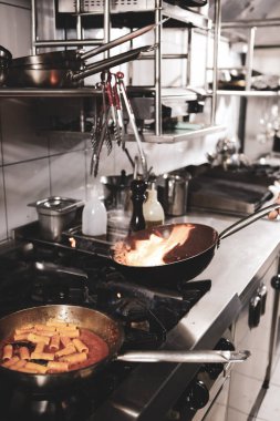 soba yangın pişirme makarna ile pota