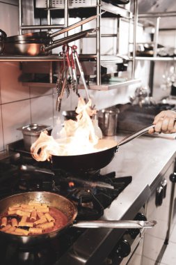 soba yangın pişirme makarna ile pota