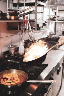 soba yangın pişirme makarna ile pota