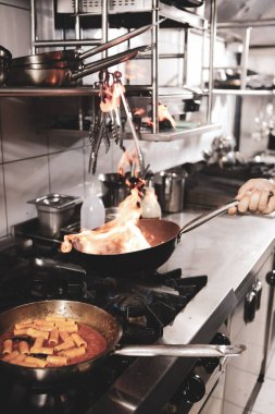 soba yangın pişirme makarna ile pota