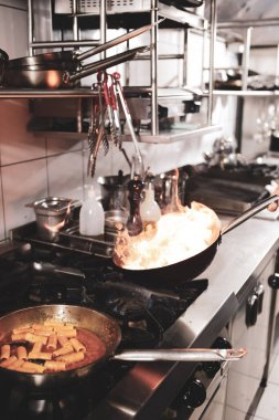 soba yangın pişirme makarna ile pota