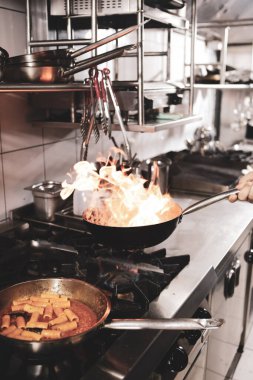 soba yangın pişirme makarna ile pota