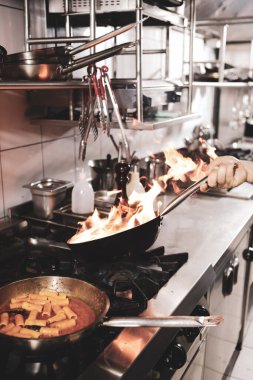 soba yangın pişirme makarna ile pota