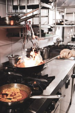 soba yangın pişirme makarna ile pota