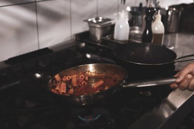 soba yangın pişirme makarna ile pota