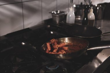 soba yangın pişirme makarna ile pota