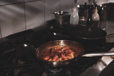 soba yangın pişirme makarna ile pota