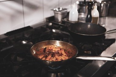 soba yangın pişirme makarna ile pota