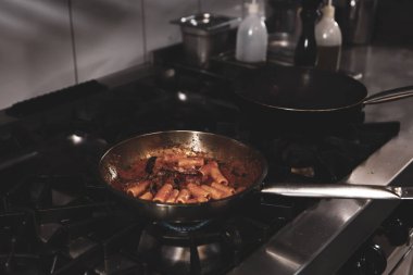 soba yangın pişirme makarna ile pota