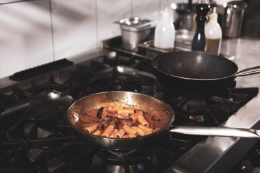 soba yangın pişirme makarna ile pota