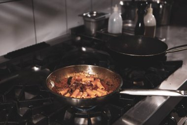 soba yangın pişirme makarna ile pota