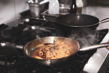 soba yangın pişirme makarna ile pota