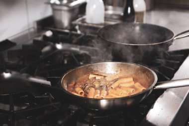 soba yangın pişirme makarna ile pota