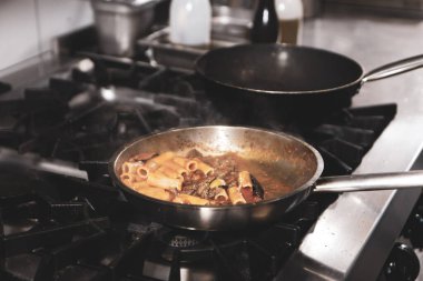 soba yangın pişirme makarna ile pota