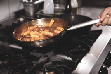 soba yangın pişirme makarna ile pota