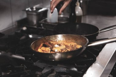 soba yangın pişirme makarna ile pota