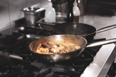 soba yangın pişirme makarna ile pota