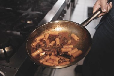 soba yangın pişirme makarna ile pota