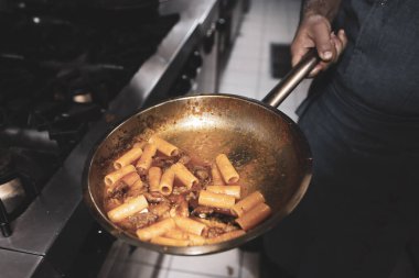 soba yangın pişirme makarna ile pota