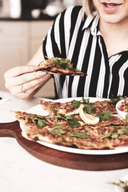 Geleneksel Türkçe fırında pide. Türk pizzası, Orta Doğu aperatifleri. Türk mutfağı. Et ile doldurulmuş çam