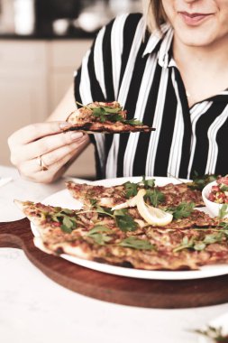 Geleneksel Türkçe fırında pide. Türk pizzası, Orta Doğu aperatifleri. Türk mutfağı. Et ile doldurulmuş çam