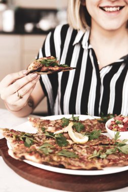 Geleneksel Türkçe fırında pide. Türk pizzası, Orta Doğu aperatifleri. Türk mutfağı. Et ile doldurulmuş çam