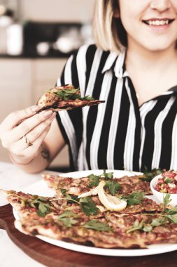 Geleneksel Türkçe fırında pide. Türk pizzası, Orta Doğu aperatifleri. Türk mutfağı. Et ile doldurulmuş çam