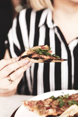 Geleneksel Türkçe fırında pide. Türk pizzası, Orta Doğu aperatifleri. Türk mutfağı. Et ile doldurulmuş çam