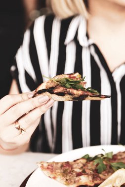 Geleneksel Türkçe fırında pide. Türk pizzası, Orta Doğu aperatifleri. Türk mutfağı. Et ile doldurulmuş çam
