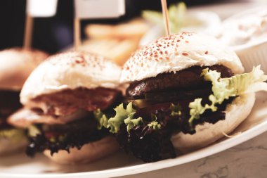 Taze sebzeli ev yapımı hamburger.