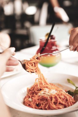 Lezzetli soslu lezzetli klasik İtalyan makarnası..