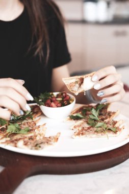 Geleneksel Türkçe fırında pide. Türk pizzası, Orta Doğu aperatifleri. Türk mutfağı. Et ile doldurulmuş çam
