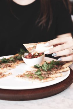 Geleneksel Türkçe fırında pide. Türk pizzası, Orta Doğu aperatifleri. Türk mutfağı. Et ile doldurulmuş çam