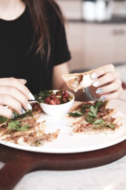 Geleneksel Türkçe fırında pide. Türk pizzası, Orta Doğu aperatifleri. Türk mutfağı. Et ile doldurulmuş çam