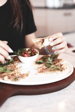 Geleneksel Türkçe fırında pide. Türk pizzası, Orta Doğu aperatifleri. Türk mutfağı. Et ile doldurulmuş çam
