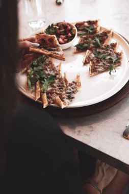 Geleneksel Türkçe fırında pide. Türk pizzası, Orta Doğu aperatifleri. Türk mutfağı. Et ile doldurulmuş çam