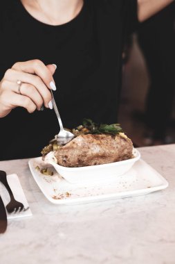 Peynir, sosis, zeytin, biber ve Mısır ile pişmiş kumpir patates dolması