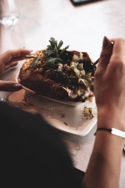 Peynir, sosis, zeytin, biber ve Mısır ile pişmiş kumpir patates dolması