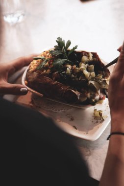 Peynir, sosis, zeytin, biber ve Mısır ile pişmiş kumpir patates dolması