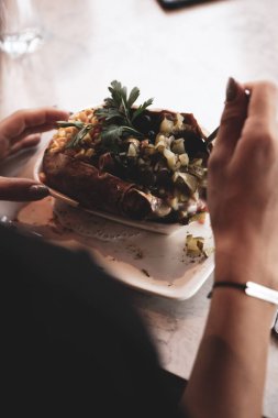 Peynir, sosis, zeytin, biber ve Mısır ile pişmiş kumpir patates dolması