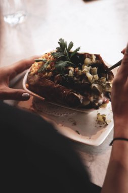 Peynir, sosis, zeytin, biber ve Mısır ile pişmiş kumpir patates dolması