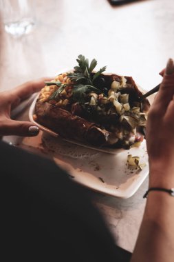 Peynir, sosis, zeytin, biber ve Mısır ile pişmiş kumpir patates dolması