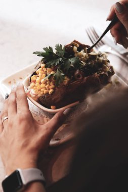 Peynir, sosis, zeytin, biber ve Mısır ile pişmiş kumpir patates dolması