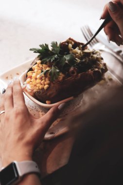 Peynir, sosis, zeytin, biber ve Mısır ile pişmiş kumpir patates dolması