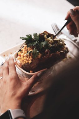 Peynir, sosis, zeytin, biber ve Mısır ile pişmiş kumpir patates dolması