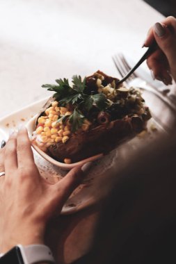 Peynir, sosis, zeytin, biber ve Mısır ile pişmiş kumpir patates dolması