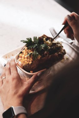 Peynir, sosis, zeytin, biber ve Mısır ile pişmiş kumpir patates dolması