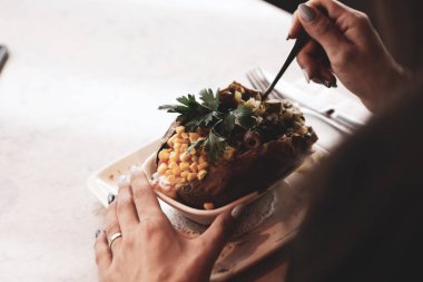 Peynir, sosis, zeytin, biber ve Mısır ile pişmiş kumpir patates dolması