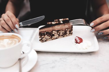 Bir dilim lezzetli kek ve bir fincan kahve.